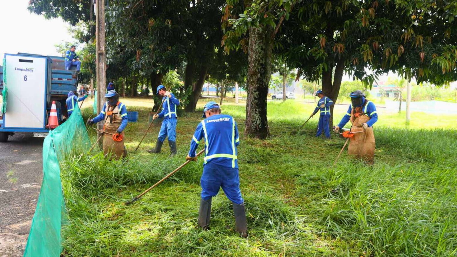 Uberlândia realiza serviços de capina, roçagem e cata-treco nesta segunda-feira (26)