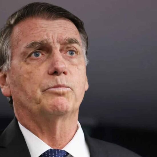 Relatório da PF aponta que Bolsonaro e Carlos chefiavam organização criminosa na “Abin Paralela”