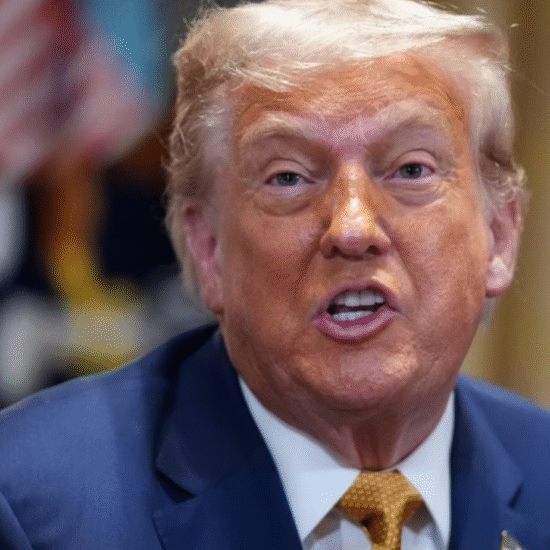 O presidente dos Estados Unidos, Donald Trump, anunciou nesta quarta-feira (9) que o governo norte-americano passará a cobrar uma tarifa de 50% sobre todos os produtos importados do Brasil. A nova alíquota entra em vigor a partir de 1º de agosto e é a mais alta entre as tarifas anunciadas por Trump nesta semana. Em carta divulgada na rede social Truth Social e endereçada ao presidente Luiz Inácio Lula da Silva (PT), o republicano justificou a medida afirmando que a relação comercial entre os dois países é injusta para os Estados Unidos. No entanto, Trump também atribuiu o aumento da cobrança à postura do Supremo Tribunal Federal (STF) em relação ao ex-presidente Jair Bolsonaro (PL). “A forma como o Brasil tem tratado o ex-presidente Bolsonaro, um líder altamente respeitado em todo o mundo durante seu mandato — inclusive pelos Estados Unidos — é uma vergonha internacional. Esse julgamento não deveria estar acontecendo. É uma caça às bruxas que deve acabar imediatamente!”, escreveu Trump, em referência ao processo que Bolsonaro enfrenta no Brasil. Ainda segundo o republicano, decisões do STF teriam ferido a liberdade de expressão de cidadãos e plataformas de tecnologia dos Estados Unidos. Ele se referiu, sem detalhar casos específicos, a ordens de remoção de conteúdos e bloqueios de contas em redes sociais. Além do fator político, Trump reforçou que a taxação também mira antigas barreiras comerciais brasileiras. Para ele, o relacionamento comercial entre os dois países sempre foi “muito injusto” e a tarifa é uma forma de corrigir o que classificou como “graves injustiças do regime atual”. A Casa Branca ainda não divulgou detalhes sobre possíveis exceções ou quais setores podem ser mais afetados. Trump afirmou que empresas brasileiras que decidirem instalar fábricas ou transferir parte da produção para solo americano poderão escapar da tarifa. A decisão, no entanto, deve gerar forte impacto para exportadores brasileiros de commodities, alimentos, aço e produtos manufaturados. No Itamaraty, o anúncio foi recebido com cautela e deve se tornar pauta de negociações diplomáticas entre Brasília e Washington nas próximas semanas. Até o momento, o Palácio do Planalto não se manifestou oficialmente sobre a medida.